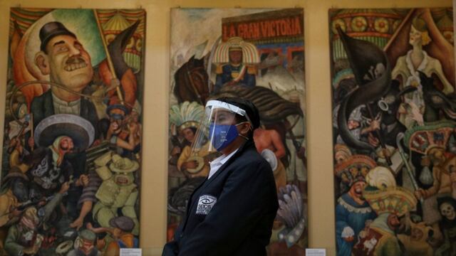 Mujer con careta y cubrebocas