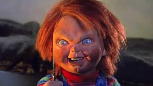 Chucky, el muñeco diabólico, mata a Woody de Toy Story