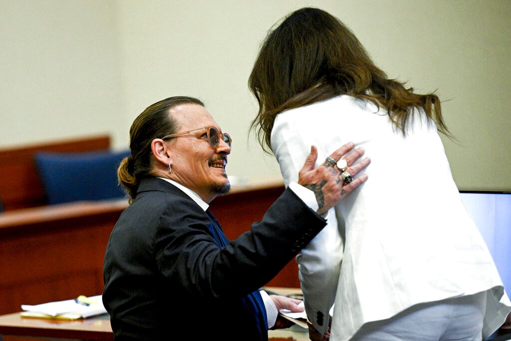 Abrazo de Johnny Depp y Camille Vasquez