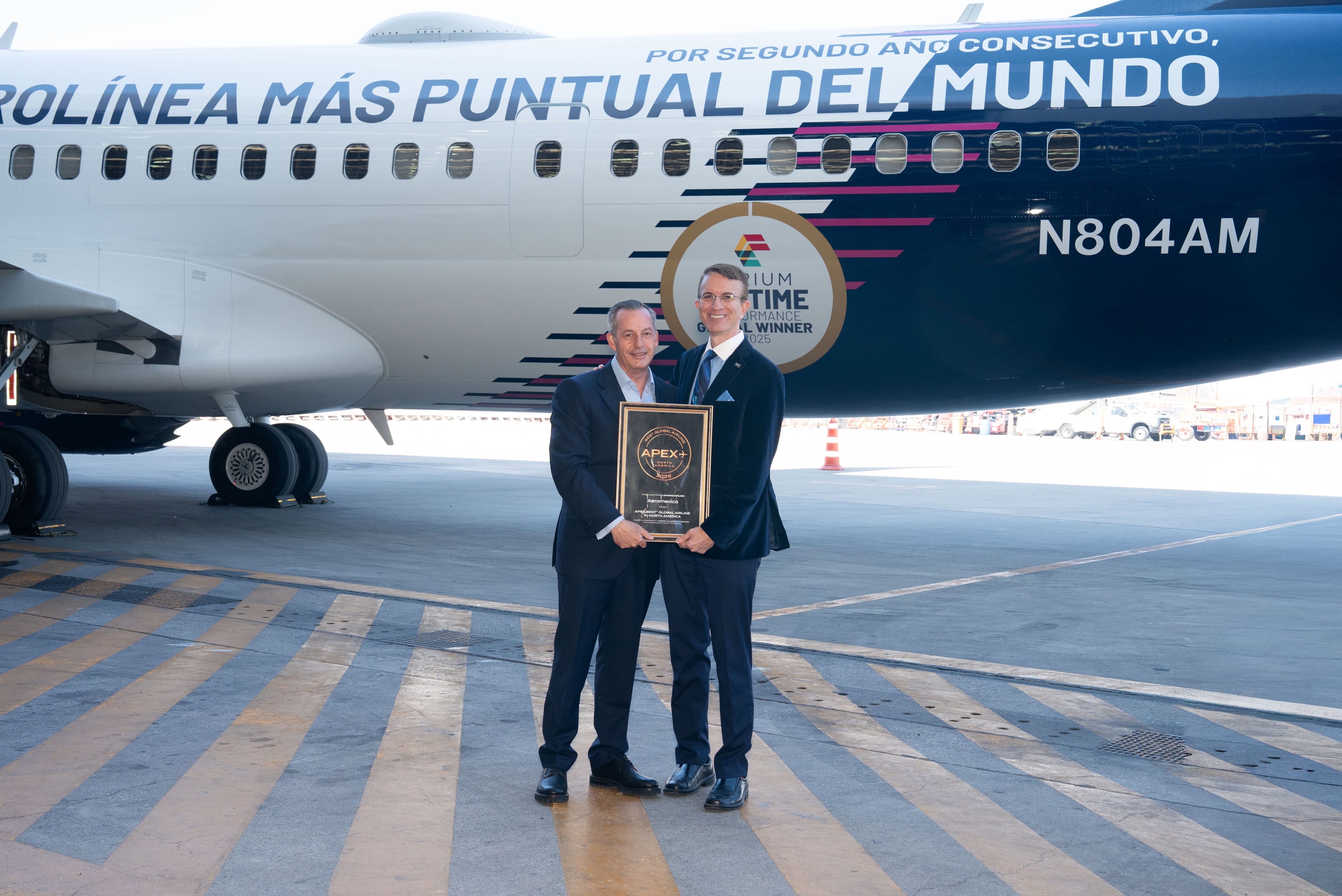 Joe Leader, director general de APEX junto a Andrés Conesa, director de Aeroméxico