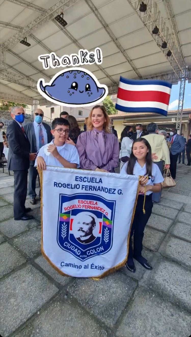 Beatriz Gutiérrez con estudiantes en Costa Rica