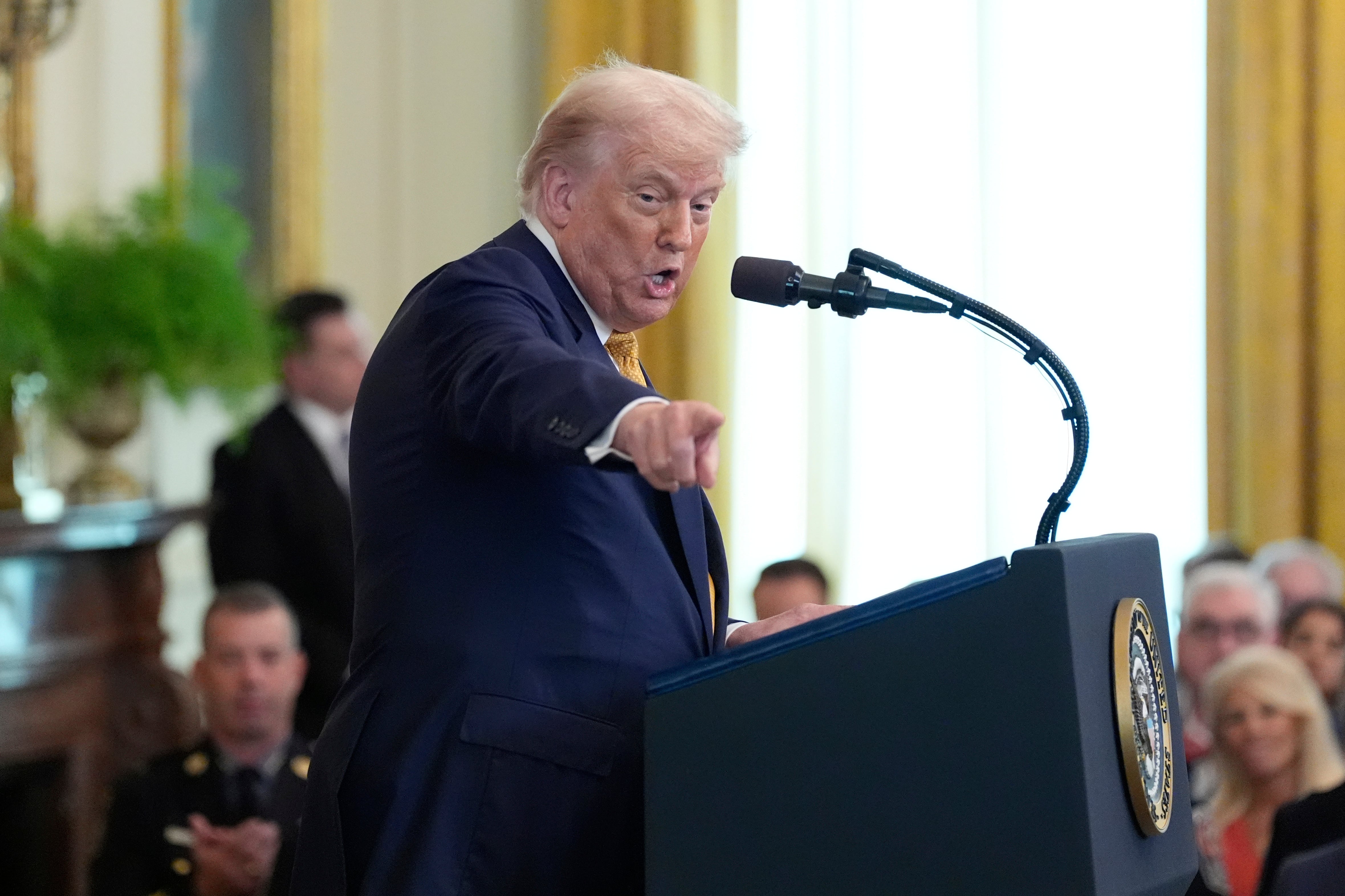 Donald Trump celebra inicio de aranceles del 30%