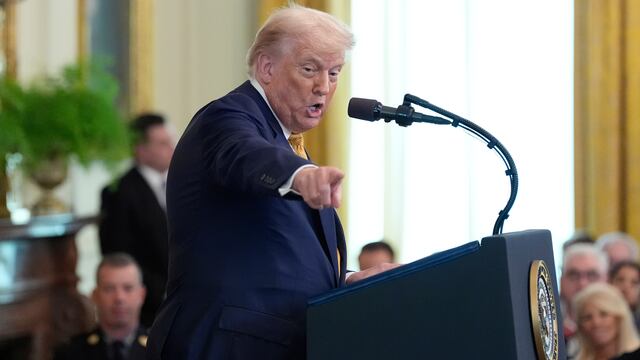 Donald Trump celebra inicio de aranceles del 30%