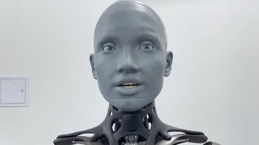 El robot humanoide, Ameca, revela en entrevista que podrá caminar en un año