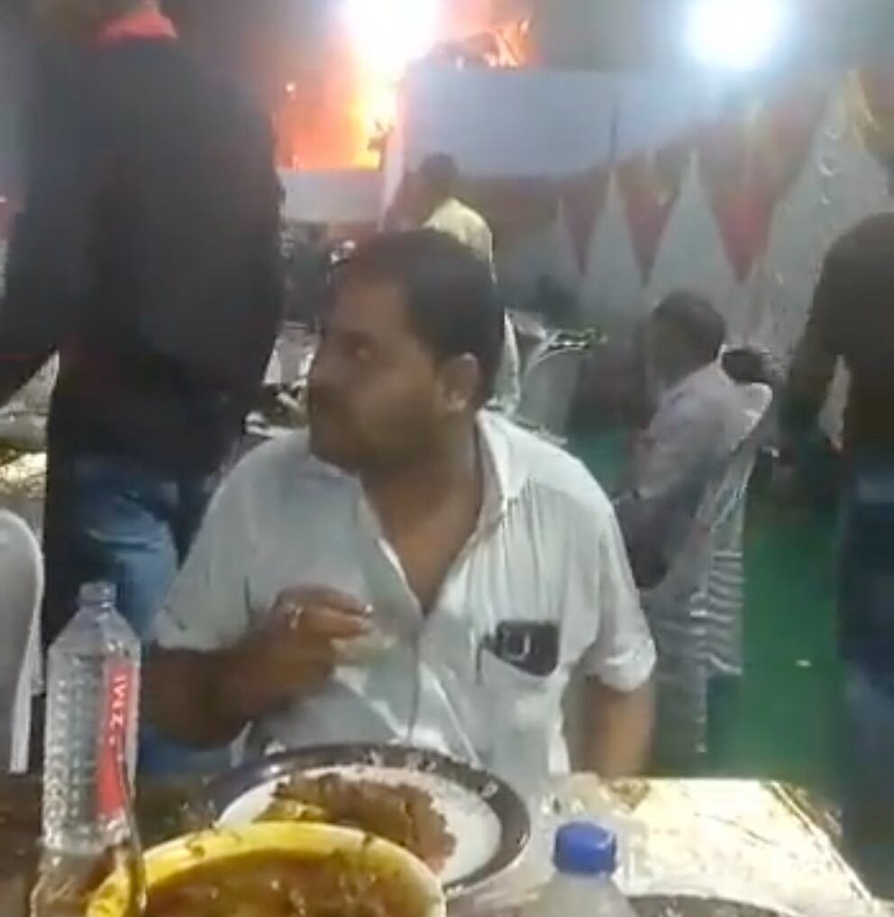 Invitados de una boda siguen comiendo pese a incendio