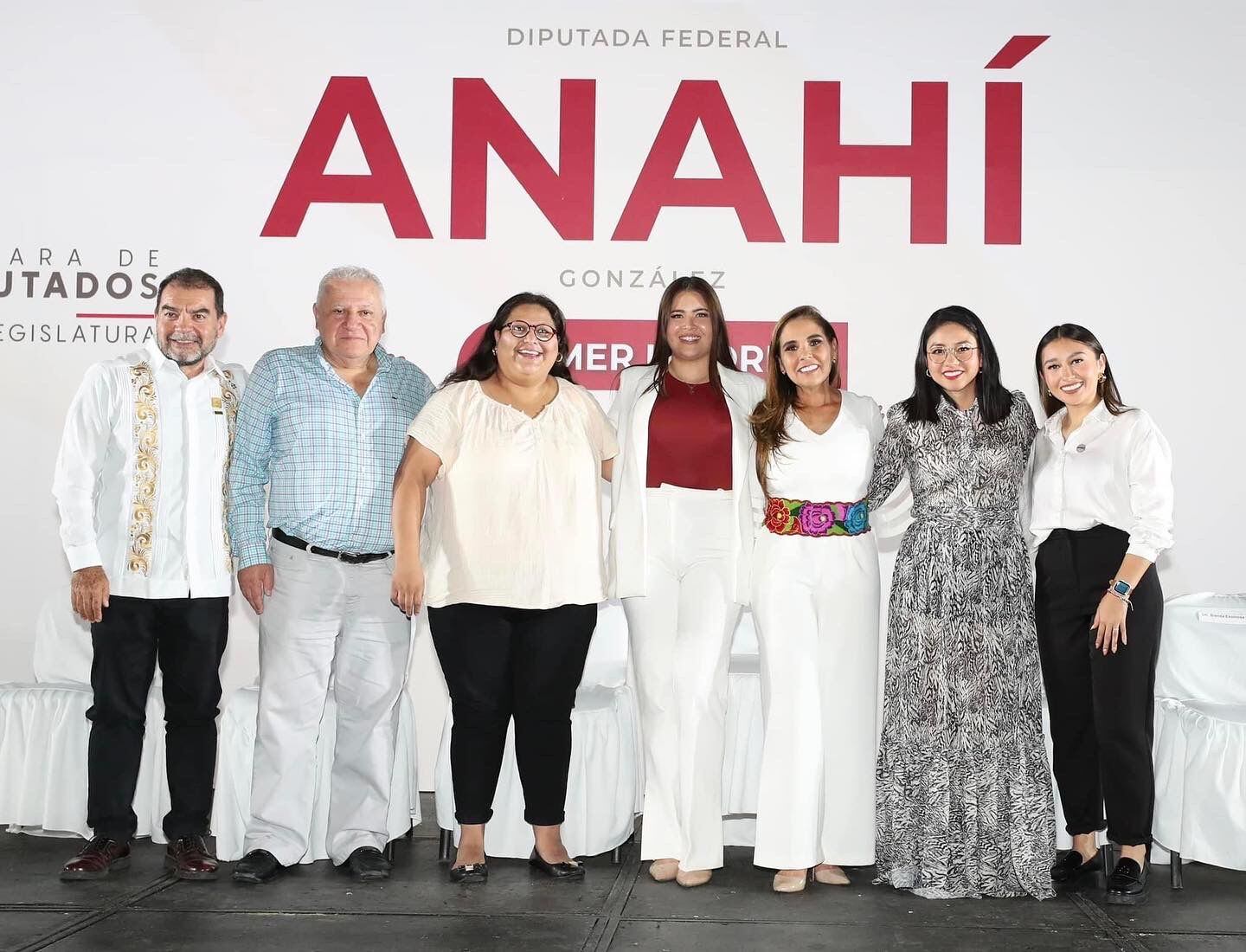 Integrantes de Morena en el primer informe de Anahí González