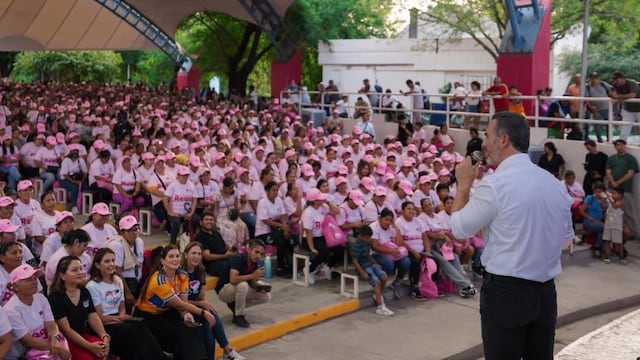 Monterrey apoya a jefas de familia con más de 2 mil 500 Tarjetas Regia Plus.