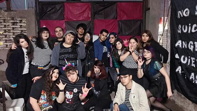 Amigos celebran posada con temática Emo.
