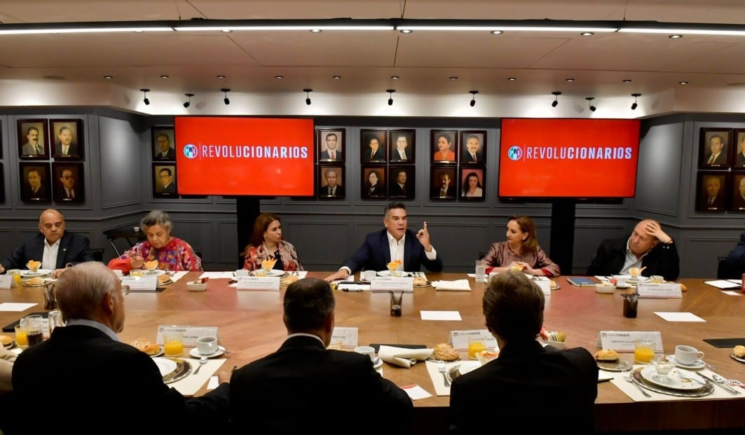 Alejandro Moreno se reúne con las corcholatas de Morena