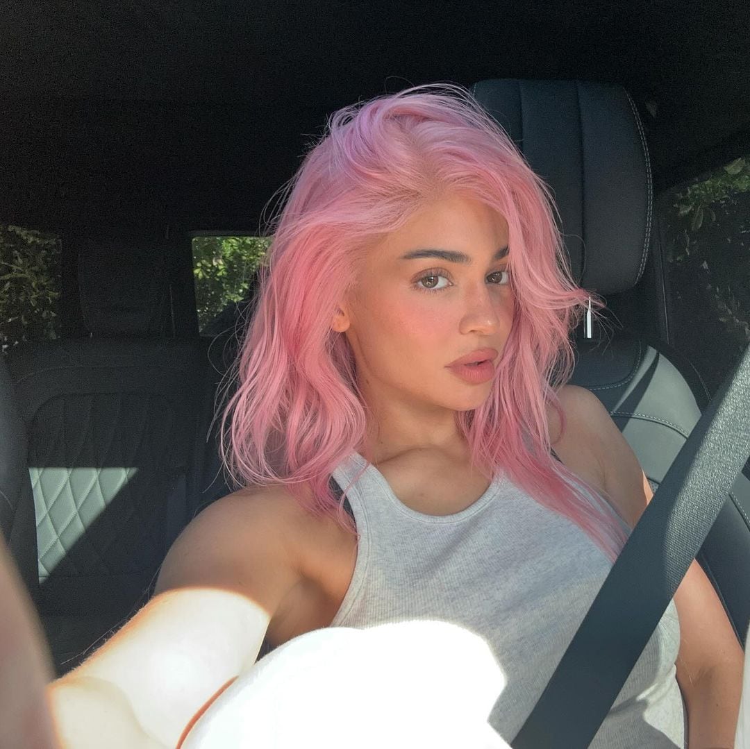 Kylie Jenner regresa con el cabello rosa queriendo imponer tendencia