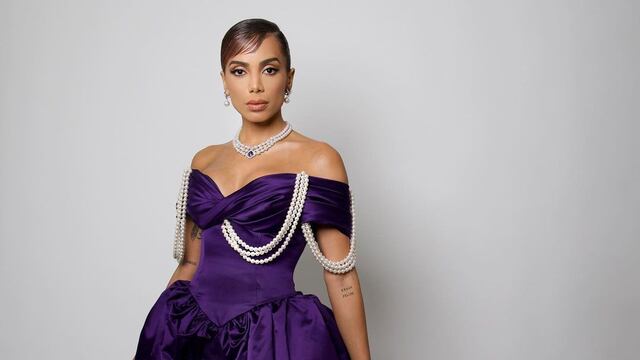 Anitta llega a México y la reciben preguntándole si posaría desnuda