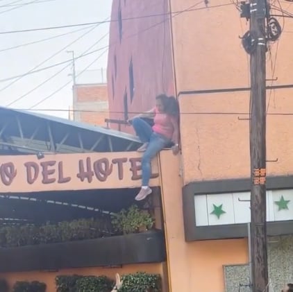 Mujer se cuelga de techo de un hotel