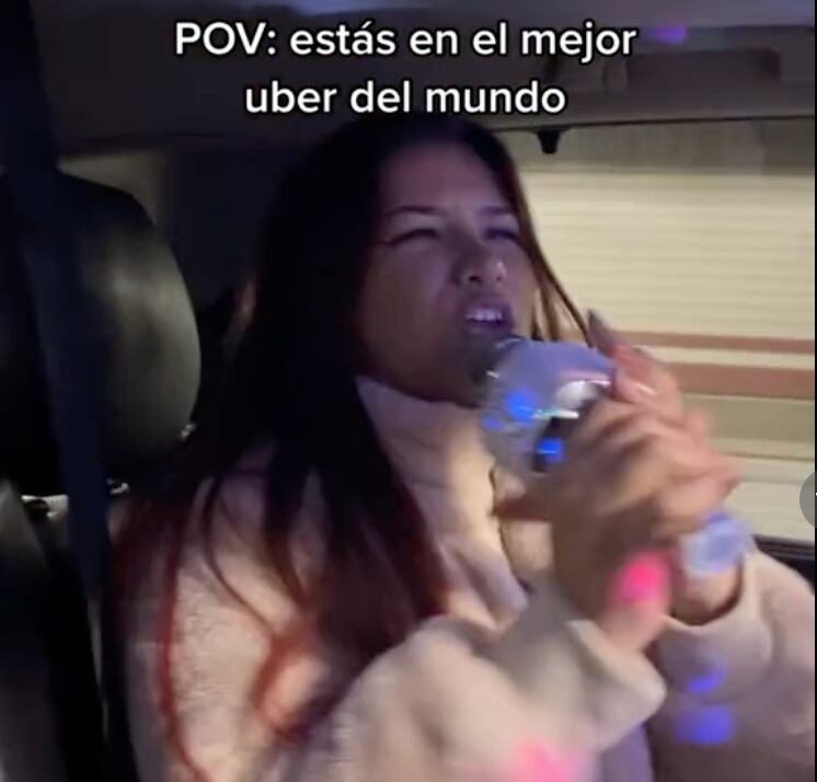 Taxi que lleva un karaoke dentro