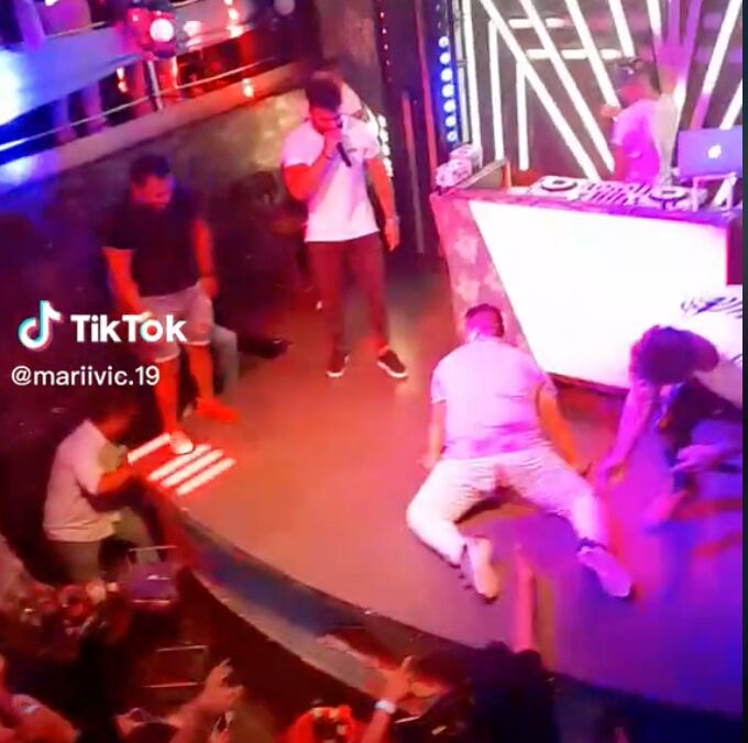 Acaba con el pantalón roto por bailar