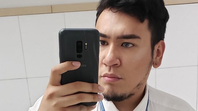 Un hombre afirma que Coppel lo despidió por usar maquillaje