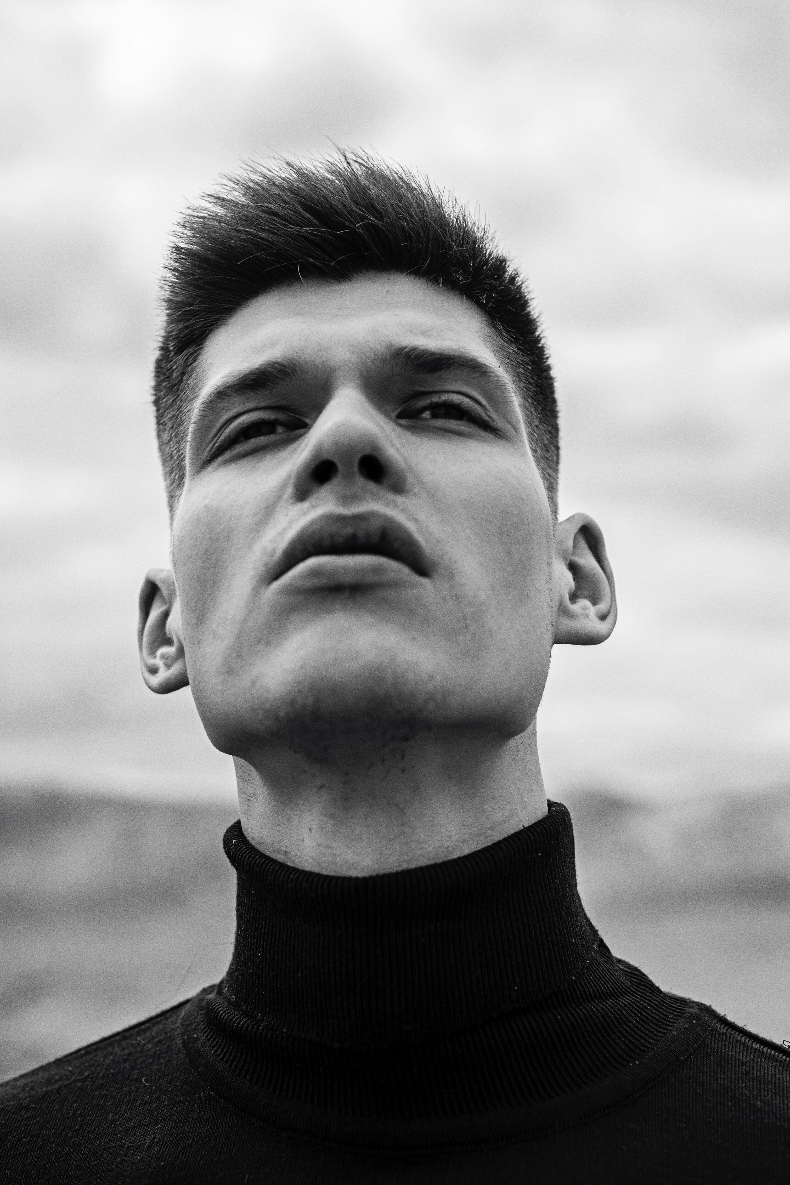 Hombre en blanco y negro