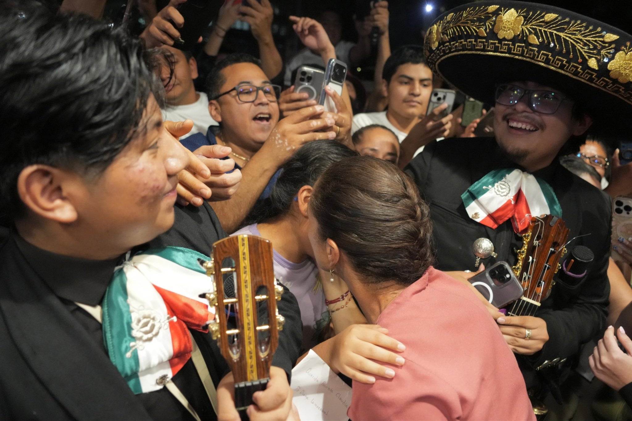Mexicanos en Nueva York reciben con cariño a Claudia Sheinbaum durante su visita