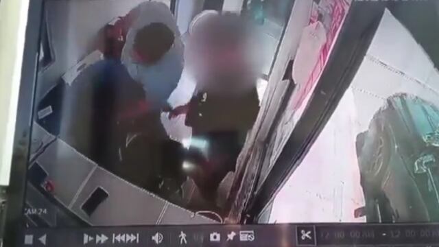 Exhiben a padre e hijo por brutal golpiza contra guardia en fraccionamiento de Monterrey