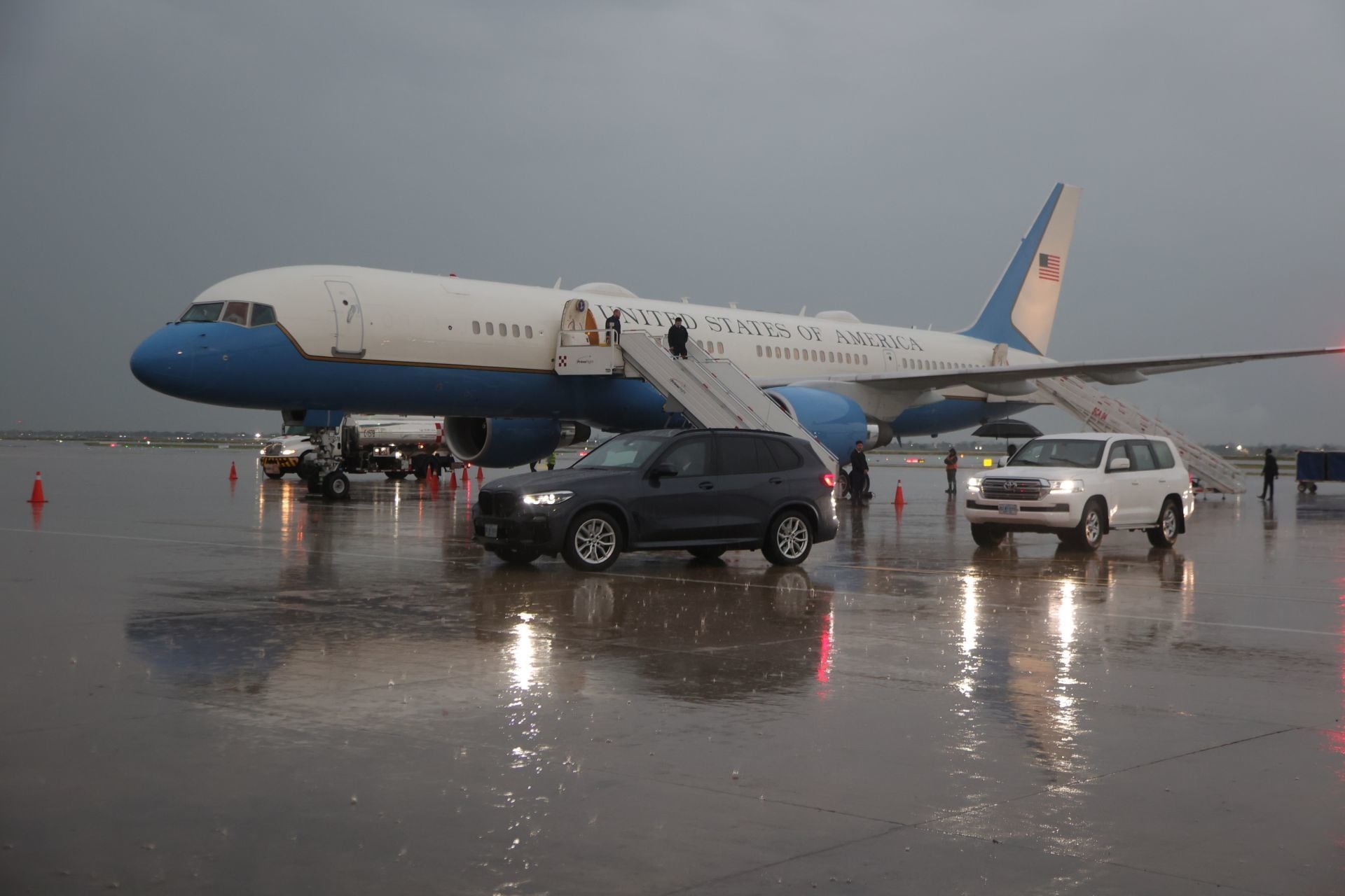 Marco Rubio fue recibido por el canciller Juan Ramón de la Fuente en el Aeropuerto Internacional Felipe Ángeles.