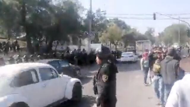 Habitantes de Xochimilco piden información por falta de agua; son encapsulados por la policía de la CDMX