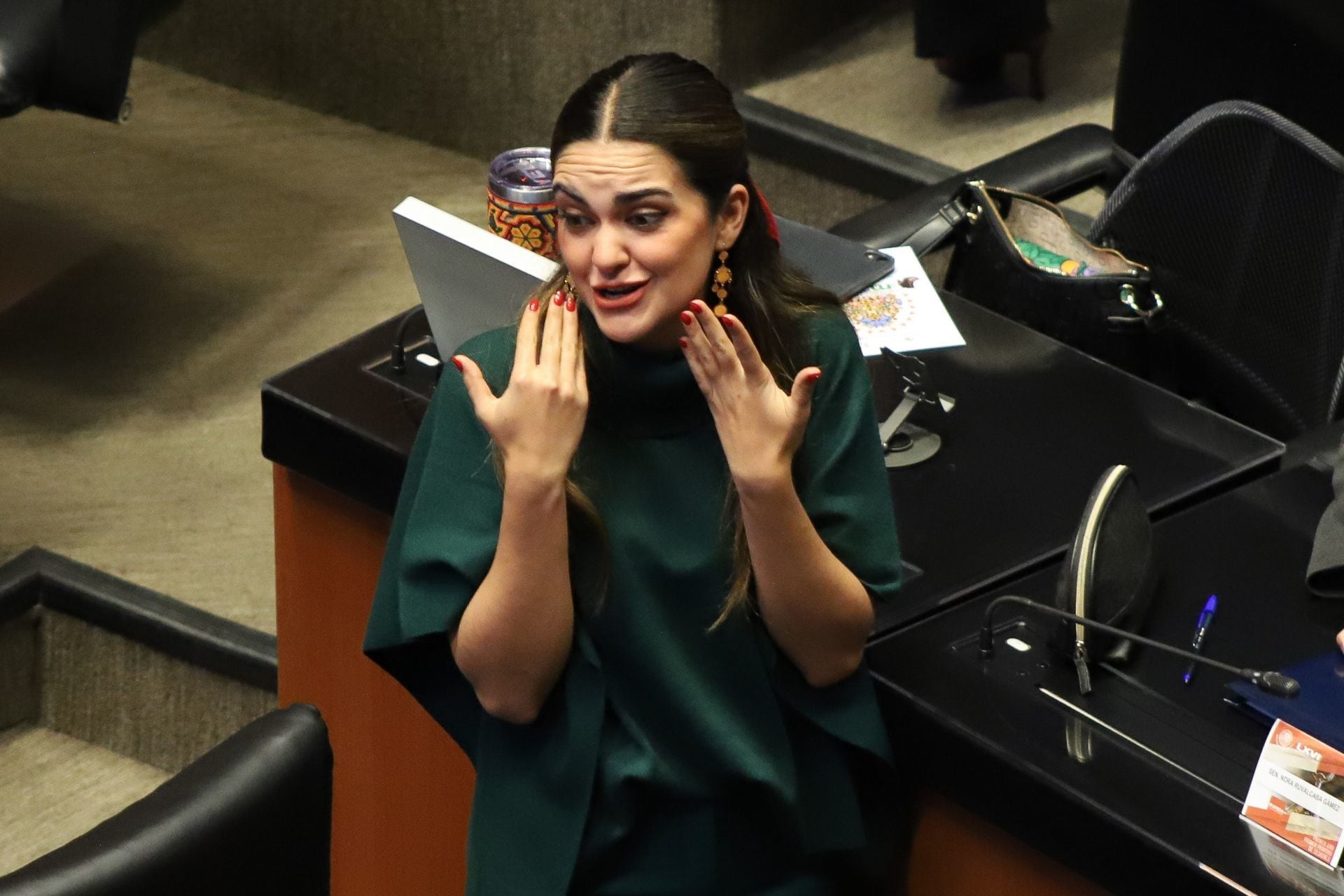 Exhiben a Andrea Chávez por ambulancias de caravana de salud en Chihuahua con placas del Estado de México