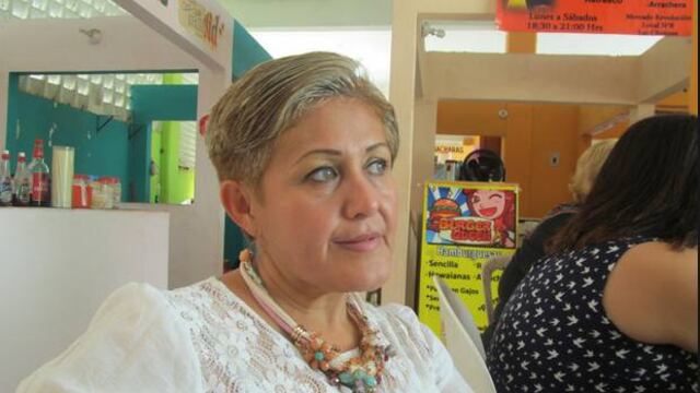 La actitud de Eva Cadena frente a quien le ofrece el dinero  es de sumisión