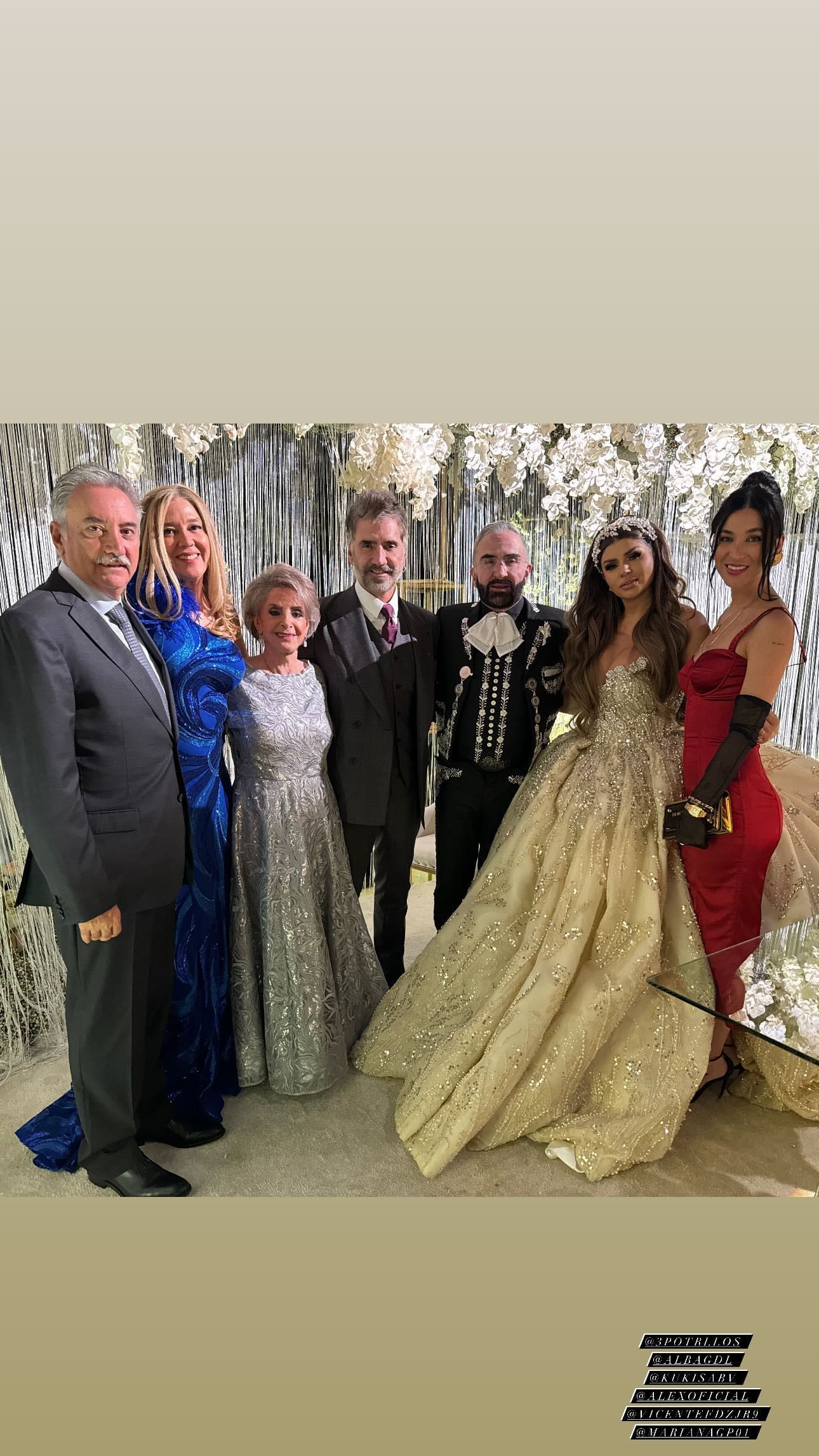 Familia de Vicente Fernández reunida por la boda de Vicente Fernández Jr. y Mariana González.