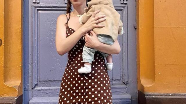 Natalia Téllez cargando a Emilia