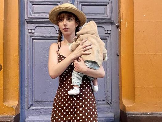 Natalia Téllez cargando a Emilia