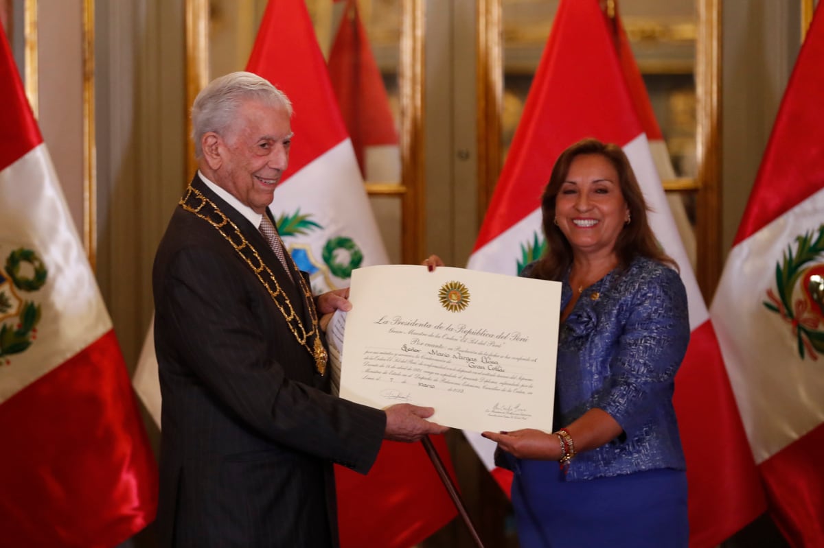Mario Vargas Llosa y Dina Boluarte