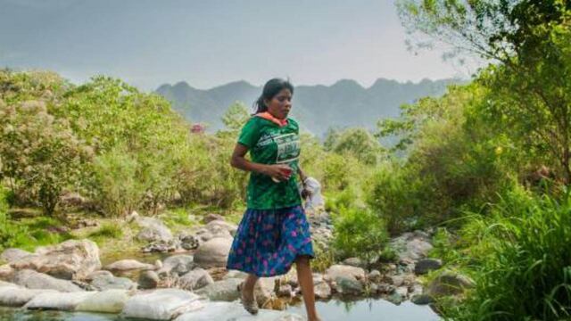 María Lorena Ramírez recorrió los 50 km sin indumentaria deportiva.