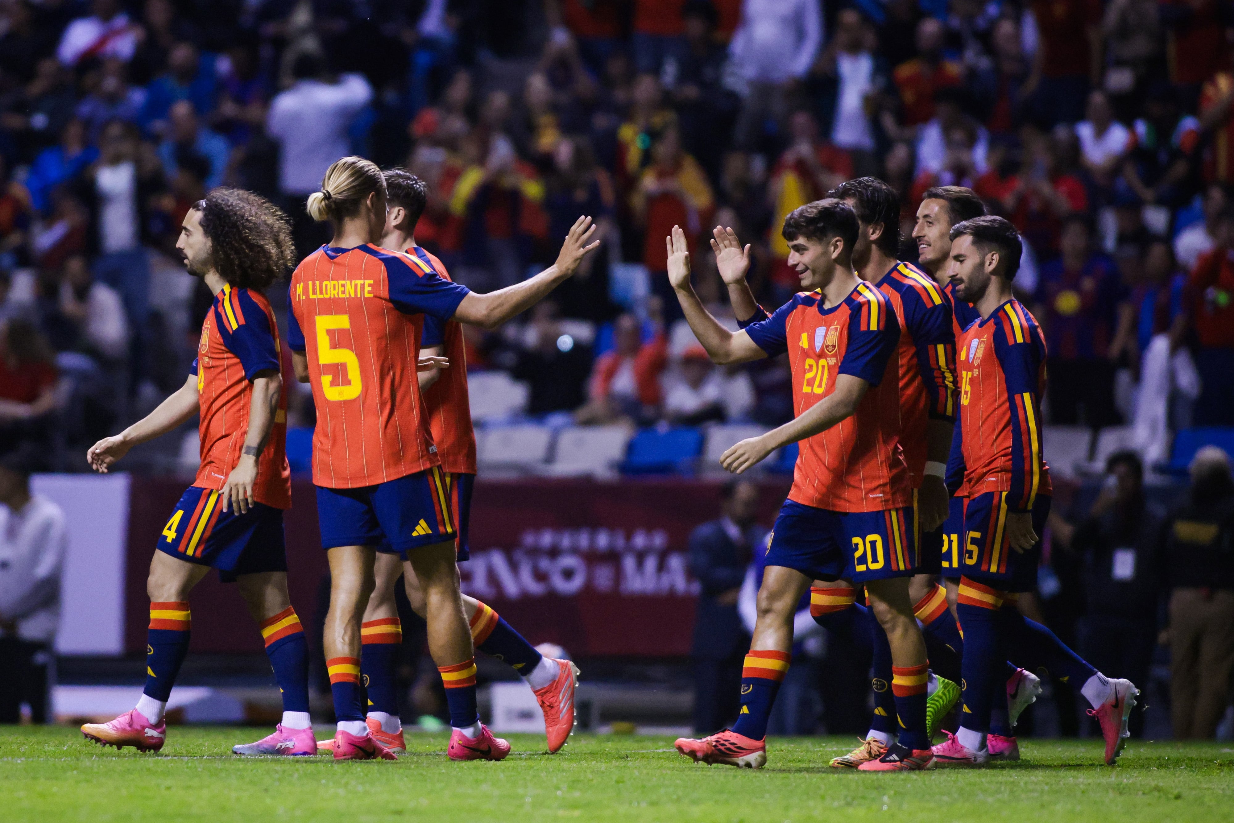 España venció 3-1 a Perú.