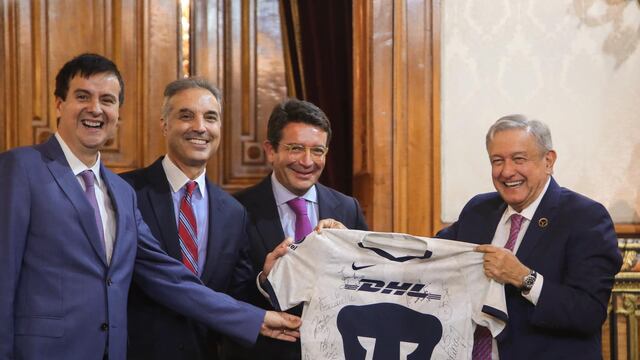 El presidente AMLO presume la playera de los Pumas que le regalaron los directivos de DHL.