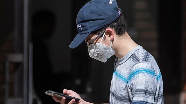 Un joven se pasea por las calles de Washington en Estados Unidos, usando solamente un cubrebocas para prevenirse del Covid-19