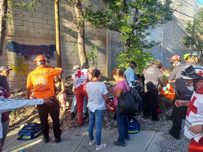 Tren impacta camión de pasajeros