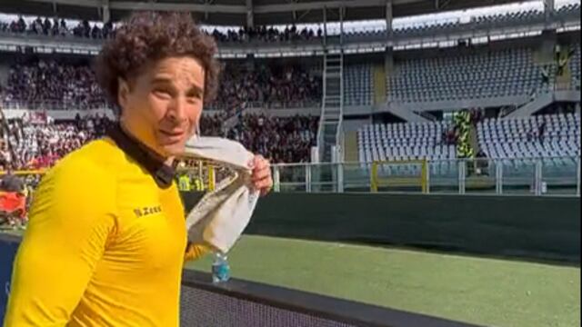 Memo Ochoa es ovacionado