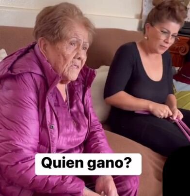 Abuelita haciendo rutina extrema de ejercicios