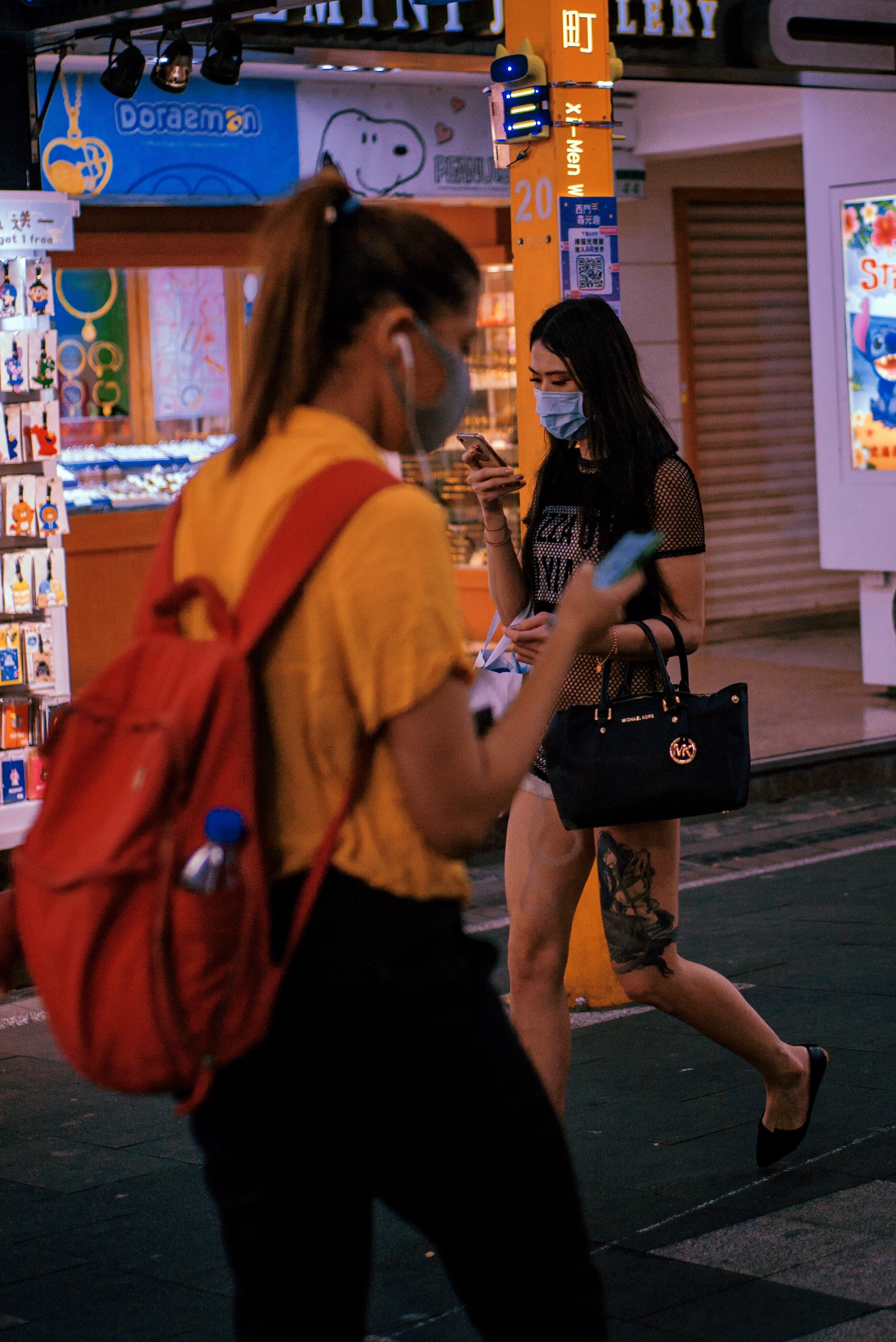 Jóvenes usando teléfono celular