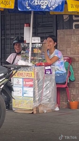 Mujer y hombre riendo