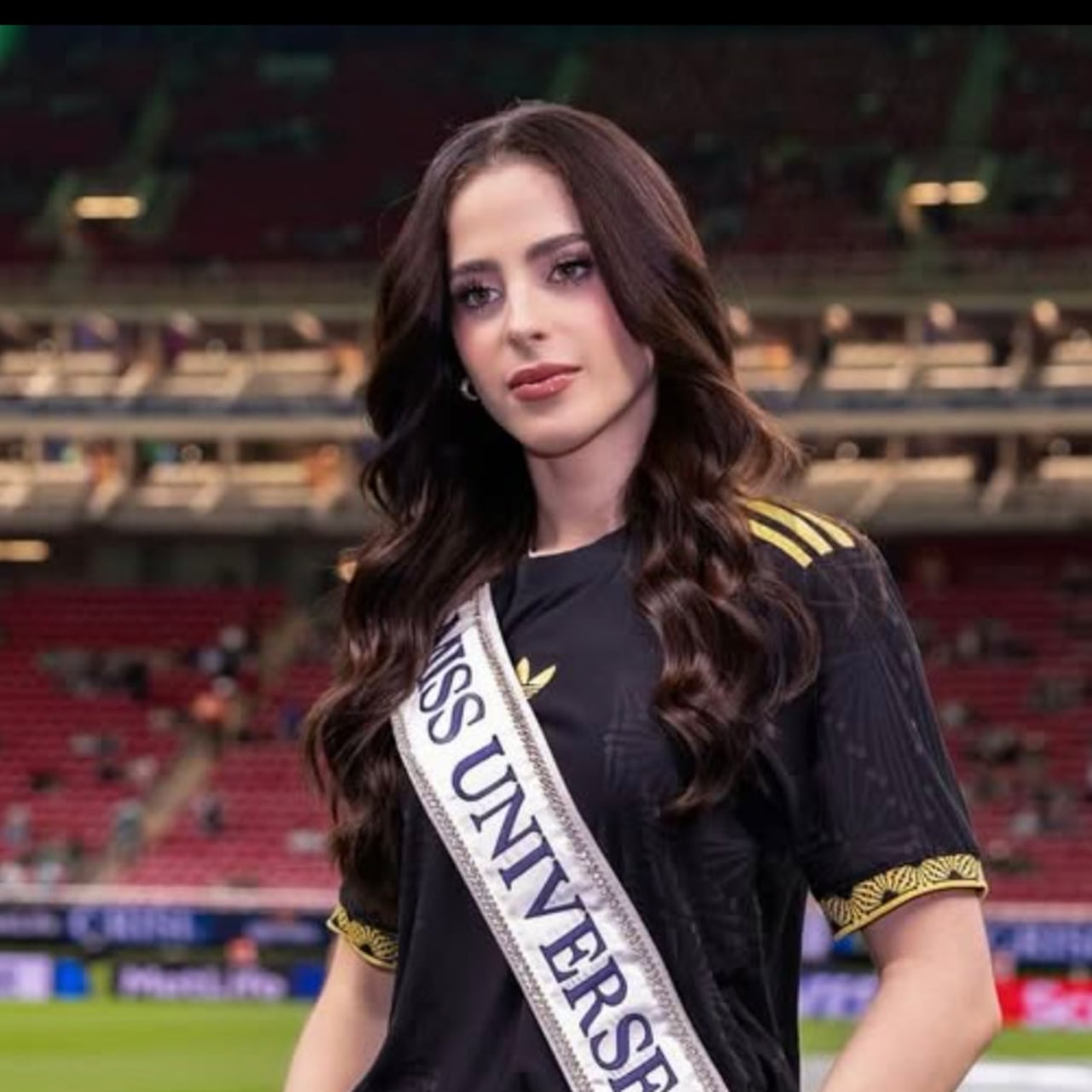 Las masas celebran el triunfo de una mexicana en Miss Universo; un puñado de ricos sale a manifestarse