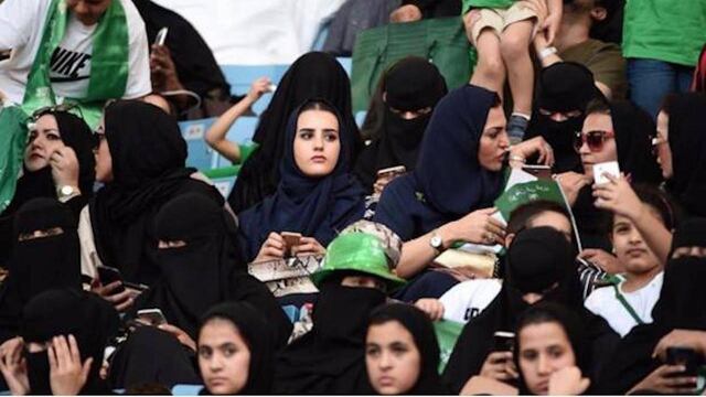 Aficionadas observando un partido de futbol en Arabia Saudita