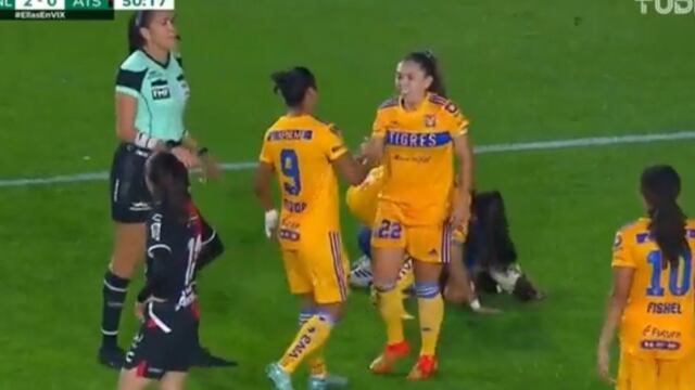 El Club Tigres Femenil se aprovechó de la lesión de la arquera de Atlas para marcar un gol.