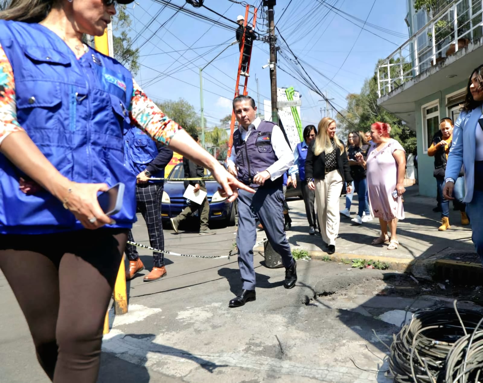 Giovani Gutiérrez retira cableado aéreo en desuso de Coyoacán