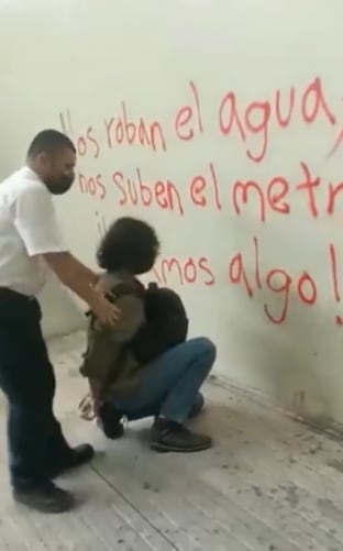 Detienen a joven que hizo graffiti para protestar en Metro de Monterrey