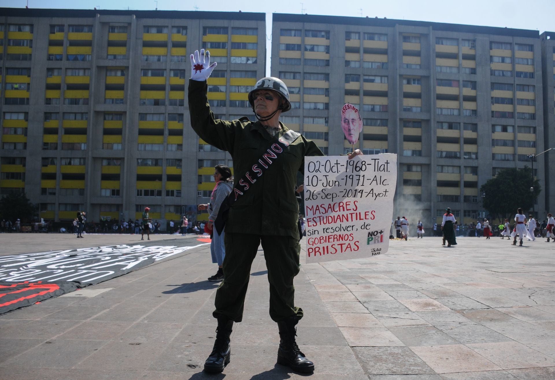 Una mujer vestida de soldado protesta en la plaza de las Tres Culturas durante la conmemoración del 54 aniversario de la matanza del 2 de octubre
