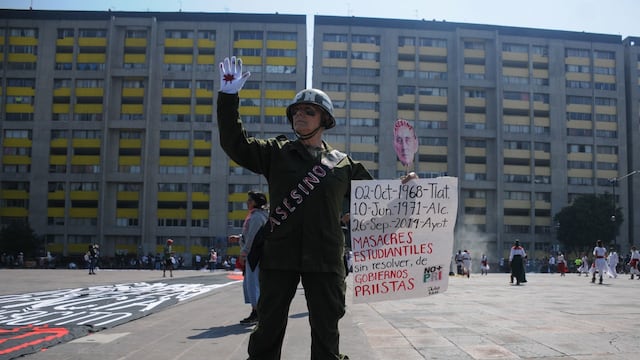 Una mujer vestida de soldado protesta en la plaza de las Tres Culturas durante la conmemoración del 54 aniversario de la matanza del 2 de octubre