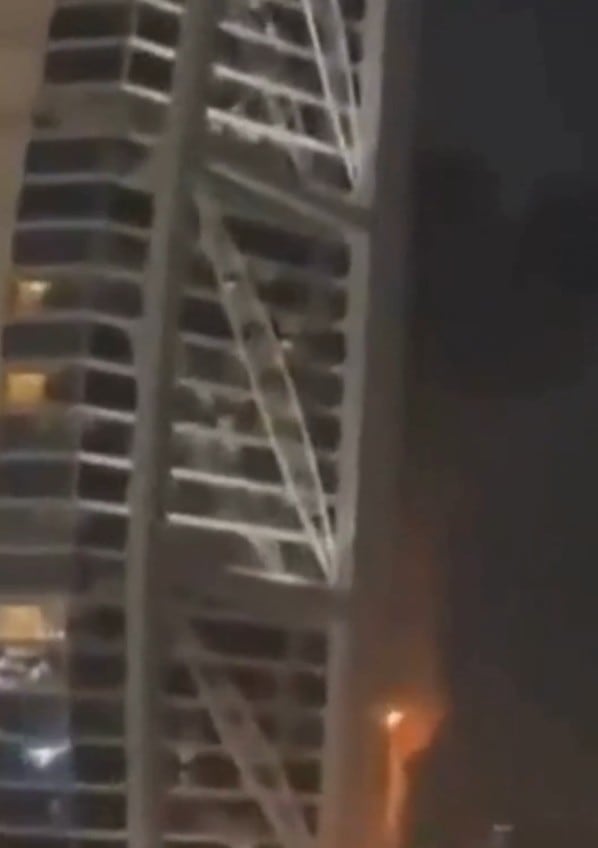 Restos de un dron causa incendio en el Hotel Burj Al Arab en Dubái