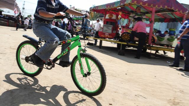 Niño en bicicleta