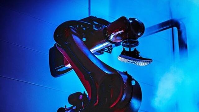 Robot en fábrica de Adidas