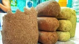 “Pelotas” de pozol blanco y con cacao.